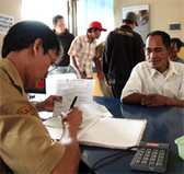 Indonesien. Der Einwohner einer Provinz lässt sich registrieren. © GIZ