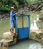 Indonesien. Junge an einer dörflichen Wasserkraftanlage. © GIZ