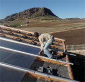 Installation von Solarheizungen in zwei Schulen in der Region Ifrane.