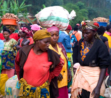 Ruanda. Markttag im Nordosten. Bessere öffentliche Dienstleistungen kommen vor allem der Bevölkerung zugute. (Bild: Claudia Wiens) © GIZ