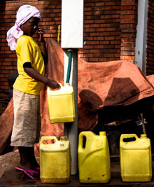 Uganda. Mädchen an einer Pre-paid-Wasserzapfsäule. © GIZ