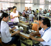 Vietnam. Ein Berater ermittelt die Arbeitsbedingungen bei einem Textilunternehmen in Haiphong. © GIZ