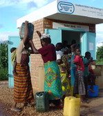 Wasserzapfen an einem Wasserkiosk in Sambia © GIZ