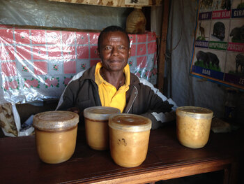 Äthiopien. Mengistu ist ein bekannter Honigproduzent in Sheka, der in seinem Laden Honig direkt an die Bewohner verkauft und Teil der Exportlieferkette werden möchte. © GIZ