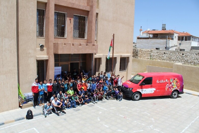 Gruppenfoto von Schüler*innen nach einem Sport-für-Entwicklung-Fest in Amman