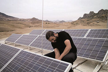 MENA-Region (RE-ACTIVATE). Ein Mann stellt einen Solarkollektor zur Warmwasserherstellung vor. (Foto: C. Weinkopf) © GIZ