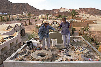 MENA-Region (RE-ACTIVATE). Zwei Arbeiter bauen ein energieeffizientes, klimagerechtes Haus. (Foto: M. Seyppel) © GIZ