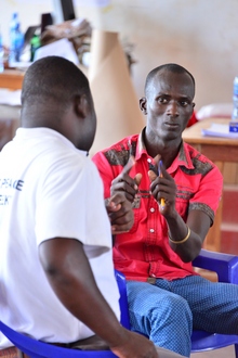 Kenia. Jugendliche Flüchtlinge und Mitglieder der aufnehmenden Gemeinde lernen Techniken für Mediation und friedliche Konfliktbearbeitung. © GIZ / Alex Kamweru