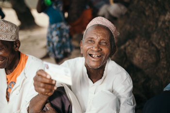 Tansania. Zufriedenes Mitglied des Community Health Funds in Nachingwea. © GIZ