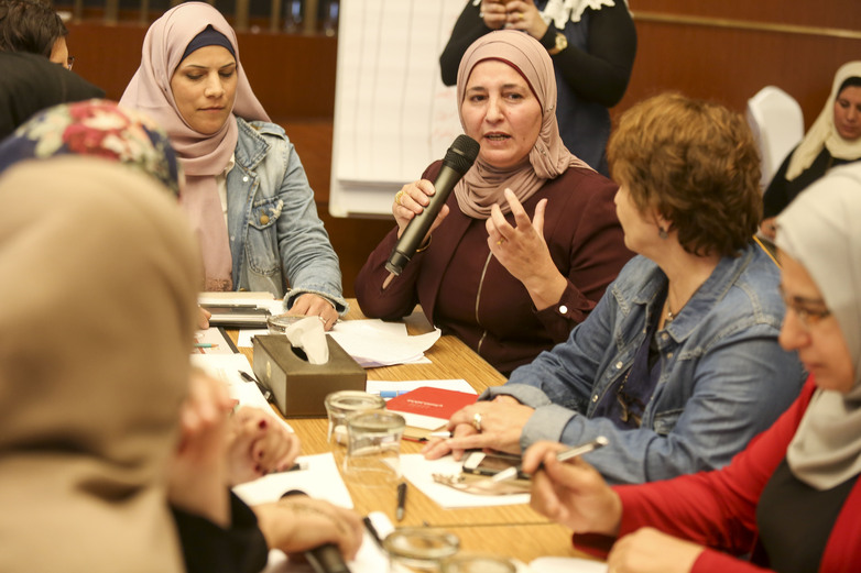 Weibliche Gemeinderatsmitglieder (Mentees) und weibliche Führungskräfte (Mentorinnen) bei einer regionalen Mentoring-Veranstaltung