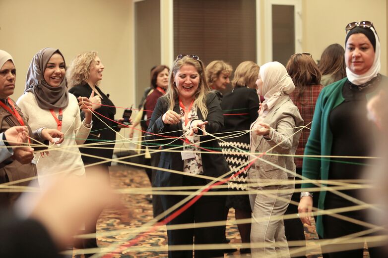 Weibliche Mitglieder des Gemeinderats (Mentees) bei der Halbzeit-Mentoring-Veranstaltung in Nablus, Palästinensische Gebiete