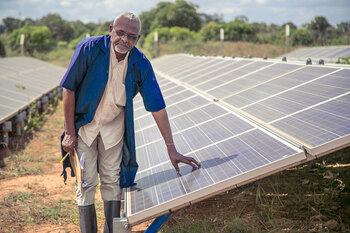Tansania. Solarpaneele auf der Mitoboto Geflügelfarm. Die Energieversorgung des Betriebs ist stabil, der Verbrauch fossiler Brennstoffe ist rückläufig. Gleichzeitig ist die Wirtschaftlichkeit gestiegen und der ökologische Fußabdruck kleiner geworden.© GIZ