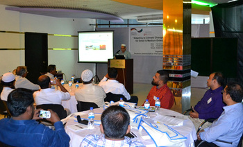 Bangladesch. Teilnehmende eines Workshops diskutieren über die Herausforderungen, die KMU bei der Anpassung an den Klimawandel zu bewältigen haben. © GIZ