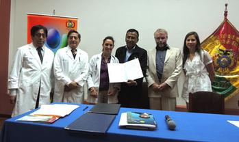 Bolivien. Um die Nachhaltigkeit des Projekts zu gewährleisten, werden die Akteure des staatlichen Gesundheitssystems von Anfang an einbezogen, hier beim Unterschreiben eines Abkommen mit der GIZ in Bolivien. © GIZ