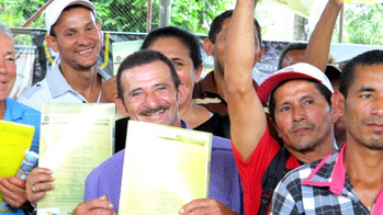 Brasilien. Die Bewohner des Seringal „Tocantins 1“, ein ehemaliges Kautschuk-Gebiet, halten im Mai 2015 alle ihren Landtitel in Händen. (Foto Elisa Siqueira) © GIZ
