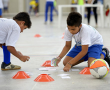 Brasilien. Kinder bei der Vorbereitung einer Sportveranstaltung. (Bild: Florian Kopp) © GIZ