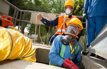 Ägypten. Techniker bei Reparaturarbeiten einer Abwasseranlage.  © GIZ