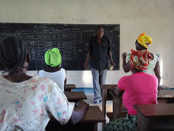DR Kongo. Funktionale Alphabetisierung in der Praxis – Bäuerinnen werden geschult, ihre Erträge zu berechnen und zu planen. © GIZ