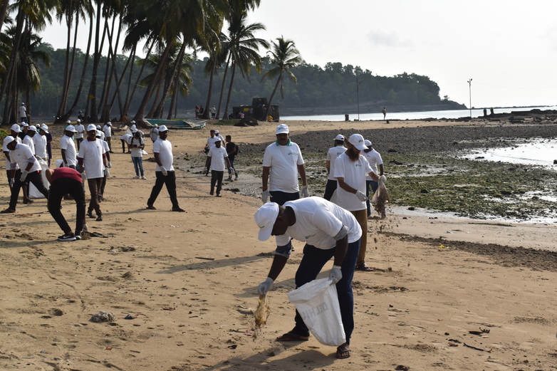 Personen Reinigen den Strand von plastic
