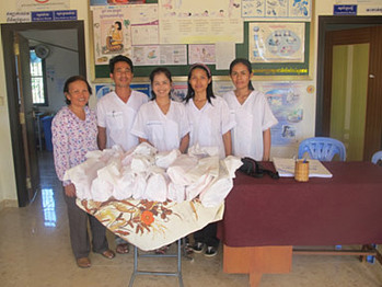 Kambodscha. Hebammen verteilen Neugeborenenausstattungen, zur Verfügung gestellt von Muskoka, mit Babykleidung und Seife an Mütter im Steung Keo Gesundheitszentrum in Kampot. © GIZ