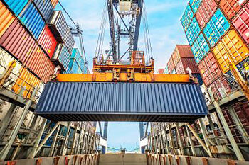 Globale Allianz für Handelserleichterungen. Containerkran © shutterstock