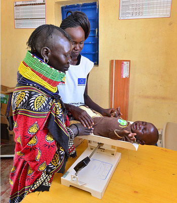 Kenia. Mitglieder der aufnehmenden Gemeinde erhalten auch in abgelegenen Gebieten medizinische Untersuchungen. © GIZ / Alex Kamweru