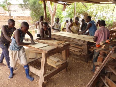 Kongo: Junge Männer werden zu Handwerkern ausgebildet. 