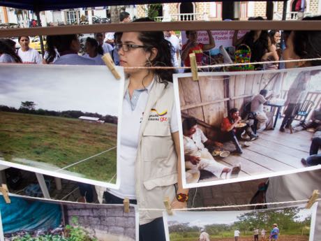 GIZ unterstützt staatliche und nicht-staatliche Stellen in der südkolumbianischen Stadt Florencia, damit diese die Opfer des Konfliktes besser betreuen. Auf dem Gedenktag für die Opfer präsentierte GIZ seine Arbeit mit einer Fotoserie