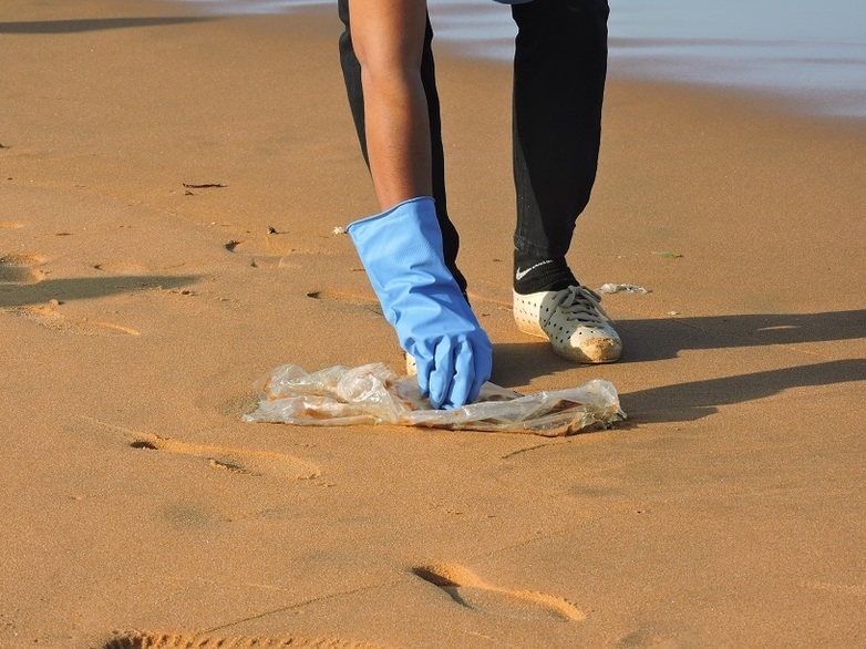 ©Thanal – Etwa 2.500 Plastikteile, inklusive Styropor (32 kg), wurden während einer Strandsäuberung auf einer Fläche mit fast 10.000 Quadratmetern mit 108 freiwilligen Helfer*innen gesammelt, Veli Beach, Thiruvanathapuram, als Teil International Coastal Clean-up Day (2022).