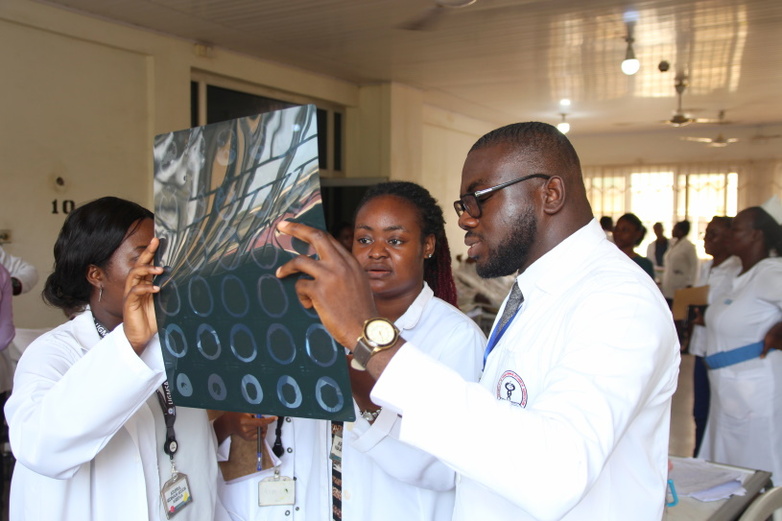 Ärzte im Korle-Bu Teaching Hospital in Accra, Ghana, betrachten eine Computertomographie und diskutieren darüber, ob es Anzeichen für einen Schlaganfall gibt.  ©Mateo Garcia Prieto, GIZ