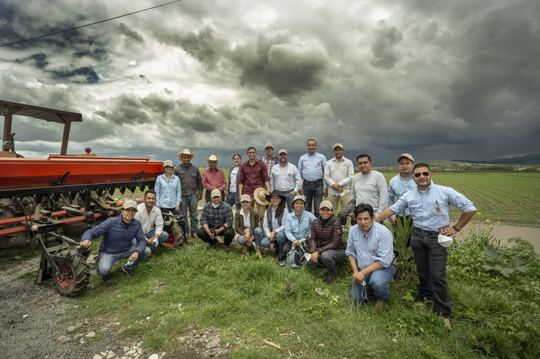 Eine Gruppe von Landwirt*innen versammelt sich auf einem Feld in Apan, Hidalgo