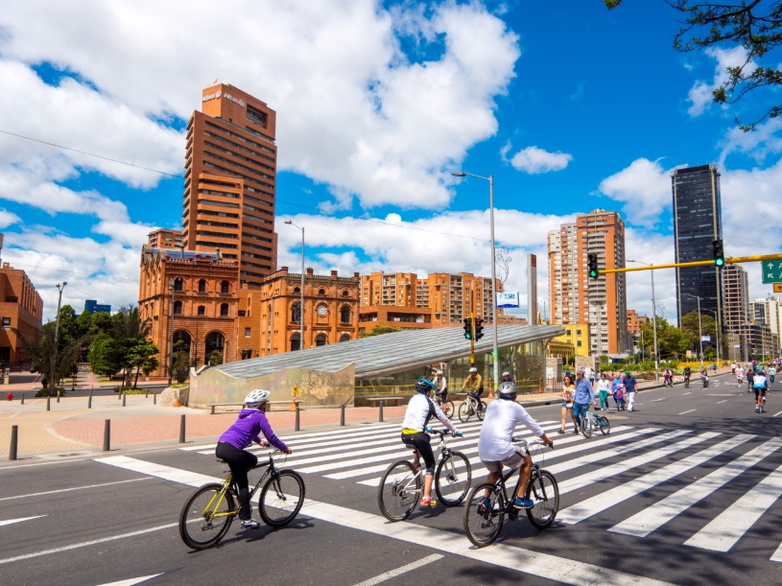 Radfahrende nutzen die mehrspurige Fahrradautobahn in Bogota. Copyright: GIZ