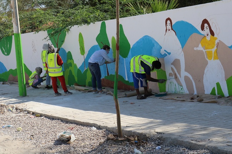 Fünf junge Menschen malen eine Wand im Dorf Fifa an. (Foto: GIZ / Cash for Work Green Infrastructure)