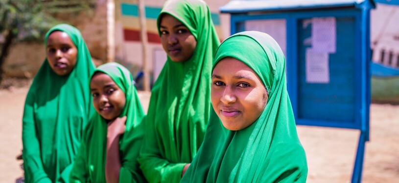 Vier Frauen mit einer grünen Hijab.