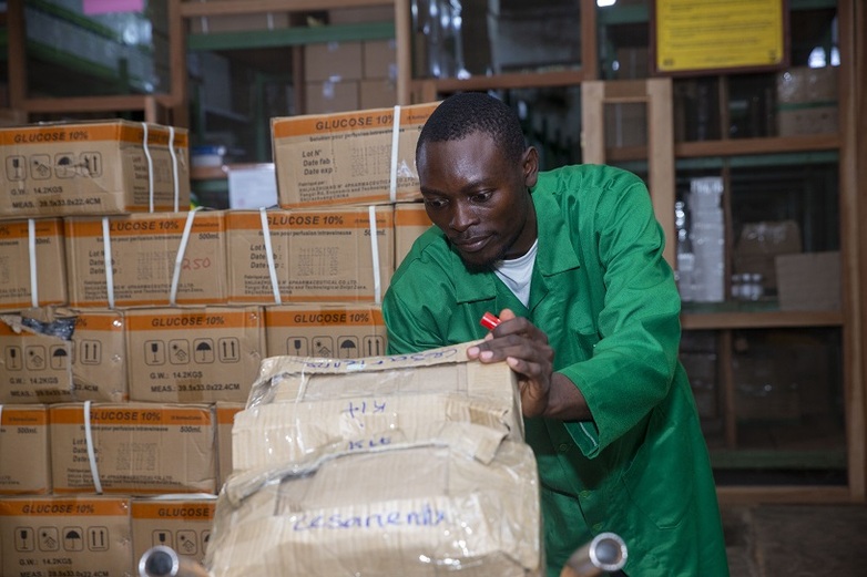 RFHP staff in West Cameroon preparing packages of medicines to be sent to health centres (©GIZ)