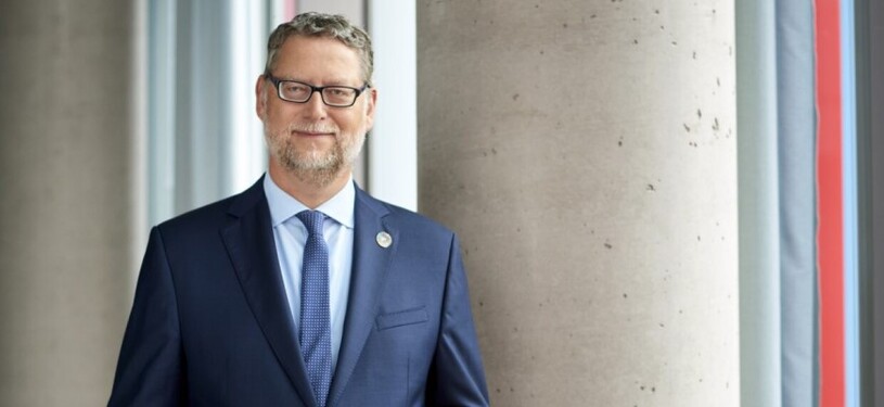 GIZ Vorstandssprecher Thorsten Schäfer-Gümbel vor einer Beton-Säule.  