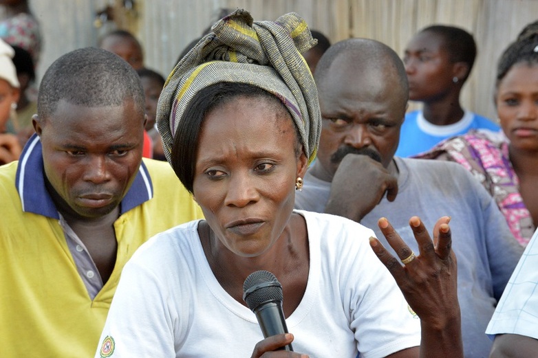 Francoise Otoyi, Schneiderin in Atakpamé, stellt eine Frage zur Rolle der Bürger*innen. © GIZ