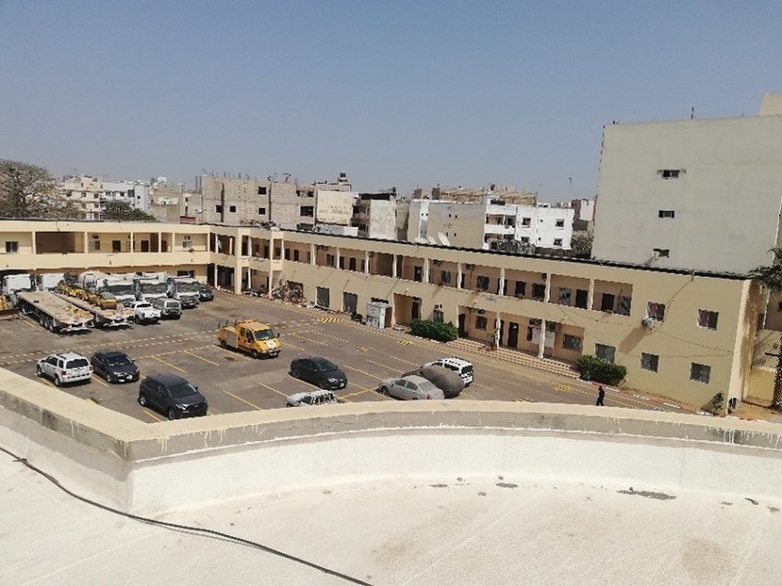 Ein Gebäudedach mit Blick auf parkende Autos in Dakar. Copyright: GIZ