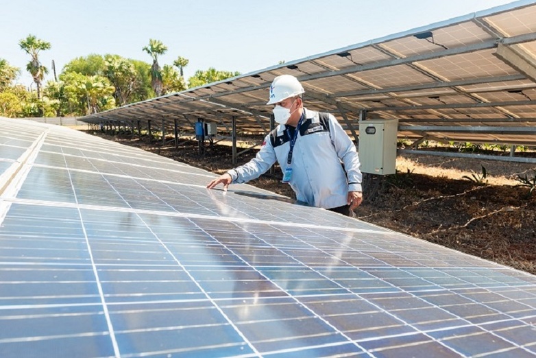 Ein Techniker prüft eine PV-Solaranlage bei PT Len Industri (Persero) ©GIZ Indonesia, 2021