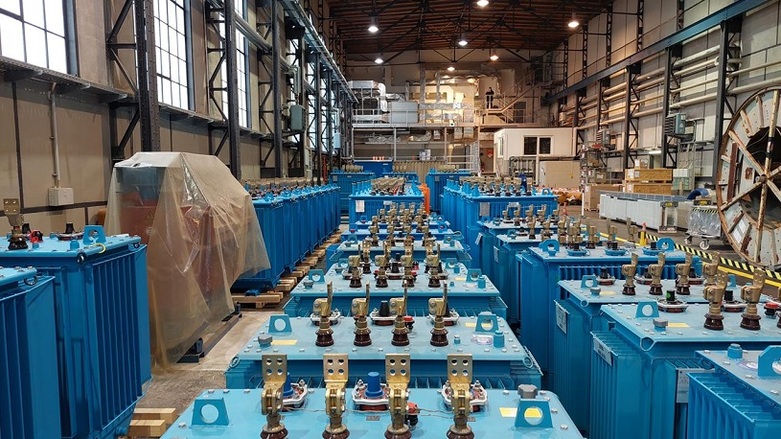 Eine Halle mit vielen Energiespeichern in blauen Containern.