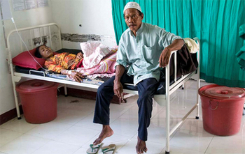 Indonesien. Ein Mann am Krankenhausbett seiner kranken Frau. © GIZ