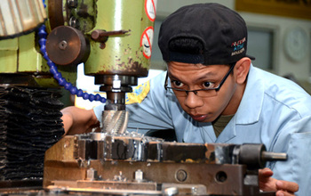 Indonesien. Junger Auszubildender der polytechnischen Fachhochschule ATMI. © GIZ