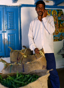 Indien. Ein Landwirt erhält Wetterinformationen per Mobiltelefon © GIZ