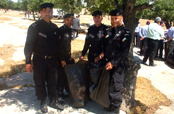 Jordanien. Die Umweltpolizei nimmt an einer Müllsammelaktion teil. © GIZ