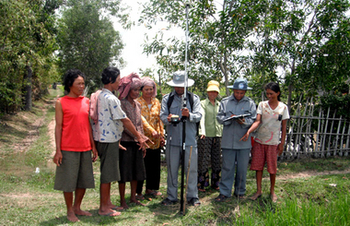 Kambodscha. Nachbarn in Svay Rieng zeigen den Grenzverlauf ihrer Grundstücke für die Vermessungsteams an. © GIZ