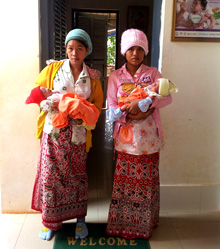 Kambodscha. Zwei Mütter verlassen mit ihren Neugeborenen das Provincial Referral Hospital in Kampot, das Nachsorgebehandlungen nach der Entbindung anbietet. © GIZ