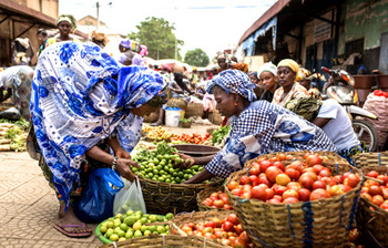 Sonderinitiative „EINEWELT ohne Hunger“. Auf einem afrikanischen Markt: Frauen verhandeln über den Kauf und Verkauf von Früchten. (Bild: Klaus Wohlmann) © GIZ