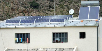 Marokko. Solarzellen und Solar-Warmwasserheizung auf einem Schuldach in der Region Ifrane. © GIZ