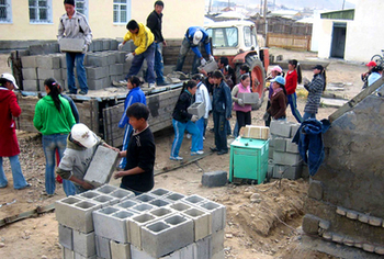 Mongolei. Produktion von Hohlblocksteinen mit Unterstützung von Kredit Garantee. © GIZ