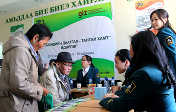 Mongolei. Älteres Paar informiert sich in einem Workshop. © GIZ